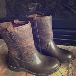 Size 8 Bogs. Price is firm